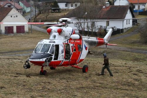 Vážná nehoda u Nebílov. Auto se samo rozjelo a přimáčklo tříletou holčičku