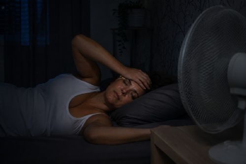 Vedra zhoršují spánek a únavu. Téměř třetina domácností nemá ani ventilátor