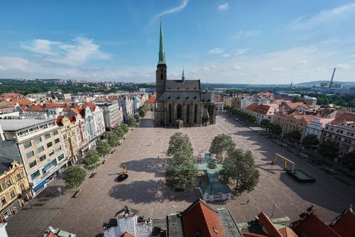 Velká proměna centra Plzně začala. Náměstí Republiky čeká zeleň i nový mobiliář