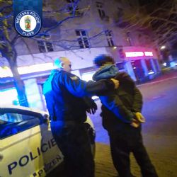 Vypršel mu kód k WC, skončil v poutech