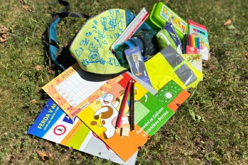 Vysočina rozdá 6 035 prvňáčkům batohy. Design vytvořili studenti z Helenína, součástí je i reflexní výbava