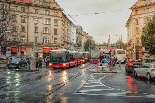 Zrychlení MHD v Dejvicích: Autobusy vyjedou na tramvajové koleje