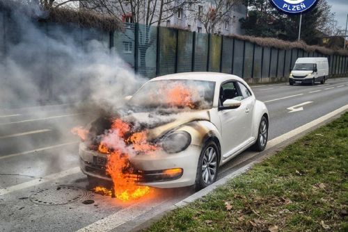 Auto vzplálo za jízdy v Sukově ulici