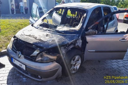 Auto začalo hořet přímo u čerpací stanice v Plzni. Řidička stihla utéct včas