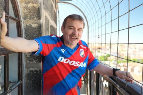 Biskup Holub vyběhl věž katedrály za 1:53. Teď vyzývá Plzeňany, aby ho porazili