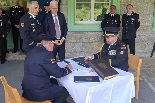 Čeští a bavorští hasiči si budou v pohraničí pomáhat rychleji. Nová dohoda má zkrátit zásah