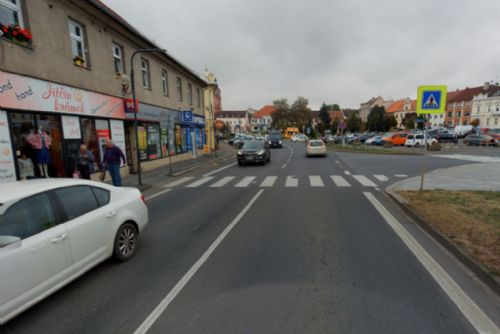 Chodkyně zemřela po střetu s nákladním autem na přechodu v Přešticích