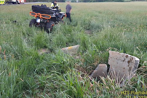 Čtyřkolkář na Klatovsku přehlédl betonovou skruž. Po nárazu ho do nemocnice transportoval vrtulník