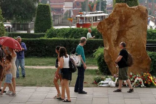 Deska na památku obětí střelby na Filozofické fakultě nově se jmény