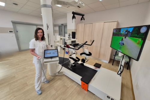 FN Plzeň posouvá rehabilitaci do budoucnosti. Nový robot učí pacienty znovu chodit