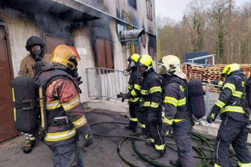 Hasiči testovali ve Zbirohu nové komunikační masky při výcviku v extrémních podmínkách