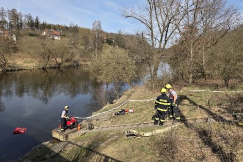 Hasiči z Doubravky trénovali zásah u Chlumu s dopravou vody přes kilometr