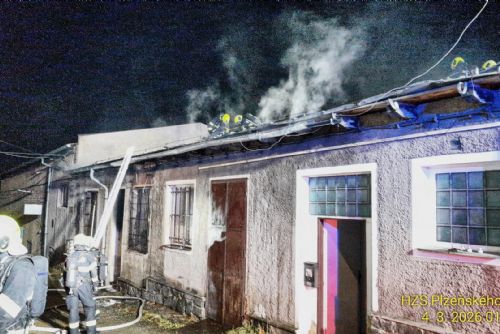 Hořelo v Jateční ulici. Čtyři lidé se nadýchali kouře, škoda je půl milionu