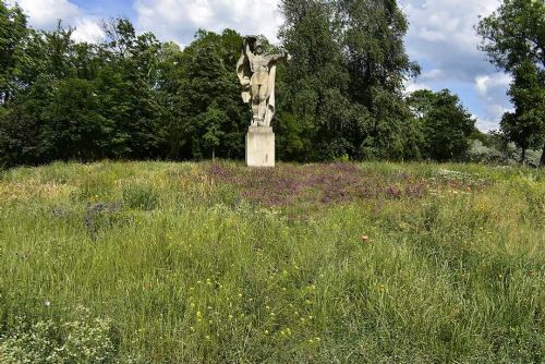 Kontroverzní socha vojáka se stěhuje: Litoměřice schválily přesun