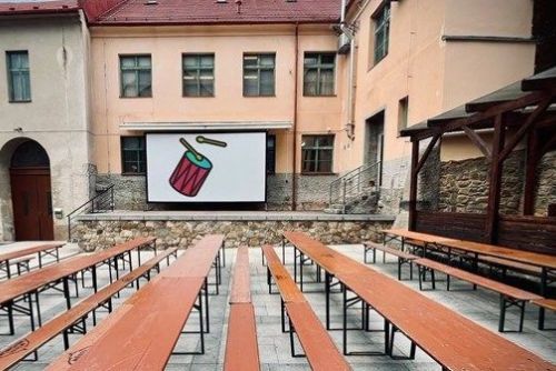 Letní kino v Nepomuku přesunuto na nádvoří Městského muzea. Promítá každý srpnový čtvrtek