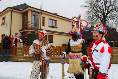 Tradiční masopust v Herálci se koná 14. února, 32 masek a oživení krávy