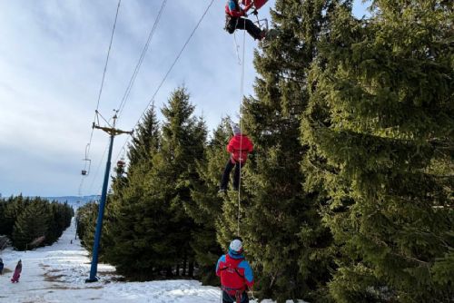 Matka s dcerou uvízly na lanovce, sundali je horští záchranáři