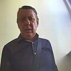 Muž nechal v bankomatu v Plzni 80 tisíc korun. Policie hledá člověka zachyceného na kameře