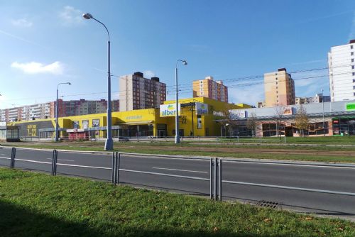 Muž se oběsil na okapu u supermarketu