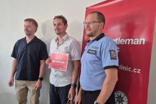 Muž vytáhl u Věžné řidičku z potápějícího se auta. Za pohotovou záchranu převzal ocenění Gentleman silnic