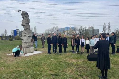 Na Jižním Městě vznikl památník obětem holokaustu: sloup z 20 kufrů připomíná místní příběhy