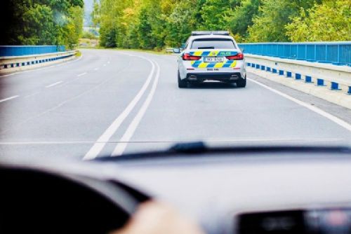 Na Náchodsku zastavili řidiče se zákazem řízení. Nadýchal přes 2,5 promile
