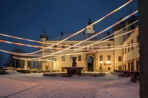 Nádvoří zámku Zbiroh bude po celý únor patřit světlu