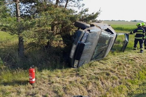 Nehoda u Pernarce: Mladá řidička narazila do stromu
