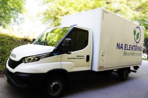 Nemocnice v Novém Městě na Moravě nasadila nový elektromobil. Rozváží jídlo, léky i zdravotnický materiál