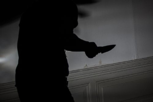 Noční útok na Borech - zloděj pořezal a zbil muže při vloupání do auta