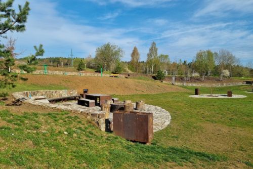 Nové veřejné ohniště v Černicích - ideální místo pro společenské akce