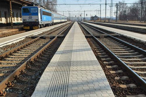 Opilá žena na Štědrý den hrozila skokem pod vlak