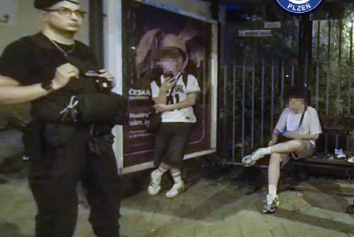 Opilí mladiství na zastávce v Plzni. Šestnáctiletý chlapec nadýchal přes dvě promile