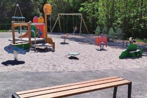Plzeň obnovuje dětská hřiště: Nové atrakce v Borském parku za 1,4 mil. Kč