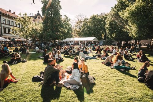 Plzeňský festival vína slaví deset let. Sady zaplní vinaři, street food i večerní koncerty