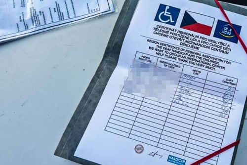 Podvodník okradl seniorku, předstíral sbírku pro neslyšící