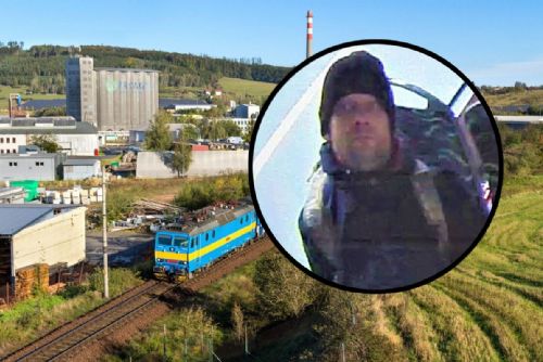 Policie pátrá po muži z vlaku na trase Klatovy. V kupé u Plzně měl sexuálně napadnout mladou ženu