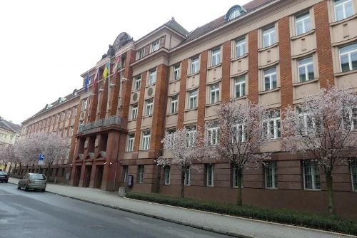 Policisté z Národní centrály proti organizovanému zločinu zasahují na krajském úřadě