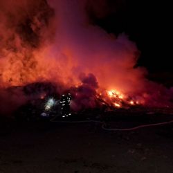 Požár skládky na Vysoké zvedl hasiče ze spaní. Zásah skončil až po třech hodinách