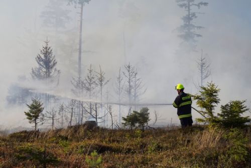 Požár v Brdech, hasiči museli nasadit vrtulník