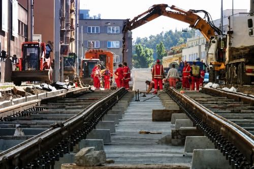 Praha během prázdnin opravuje přes 90 ulic a tratí. Nejvíce stavebních akcí probíhá v Praze 4