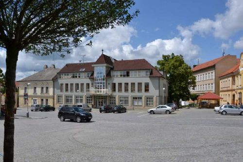 Přibyslav zavedla unikátní dvouhodinové parkování zdarma
