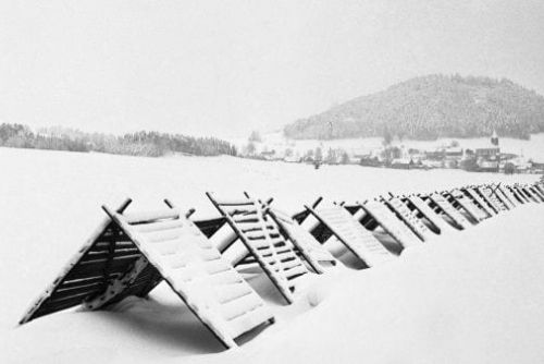 Proč mizí kolem silnic užitečné zásněžky?