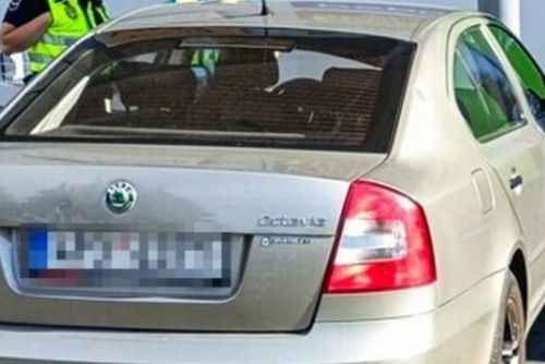 Řidič v Plzni zaparkoval na místě pro zdravotně postižené s kopií průkazu. Auto skončilo na odtahu