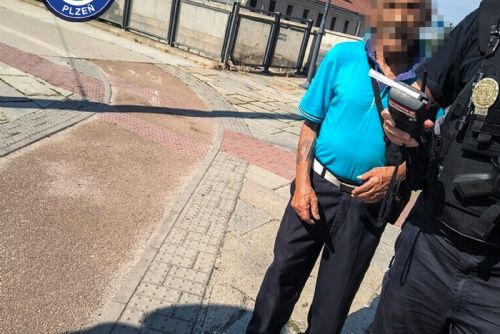 Řidičák? Nikdy jsem ho neměl, řekl strážníkům 86letý řidič v Plzni