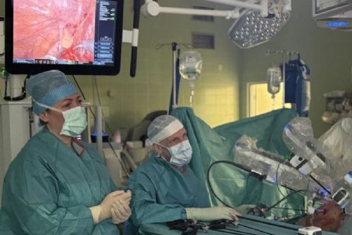 Robotické operace v Jihlavě: přes 660 zákroků od spuštění centra, méně komplikací a rychlejší návrat