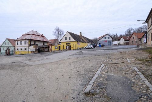 Rolnické náměstí v Lobzích otevře pro auta až v květnu