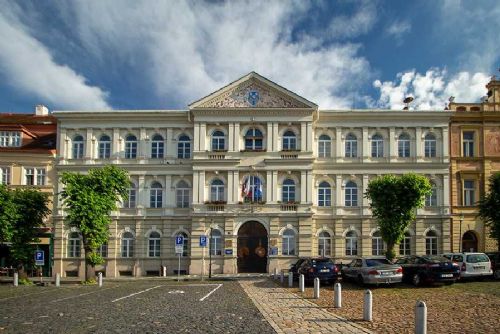 Roudnice bojuje s dopravním chaosem: Zavádí placené parkování a odtahy vozidel