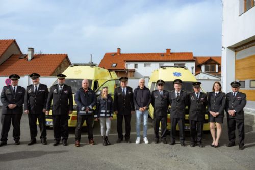 Sanitky po záchranářích najdou nové využití u dobrovolných hasičů