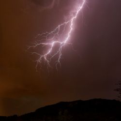 Silné bouřky dorazí v pátek. ČHMÚ varuje před přívalovým deštěm, větrem a kroupami
